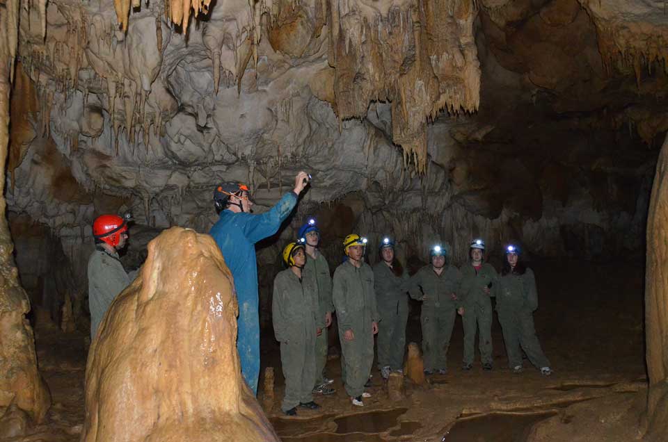 Grupo haciendo Espeleologia en Asturias Grupo haciendo Espeleologia en Asturias