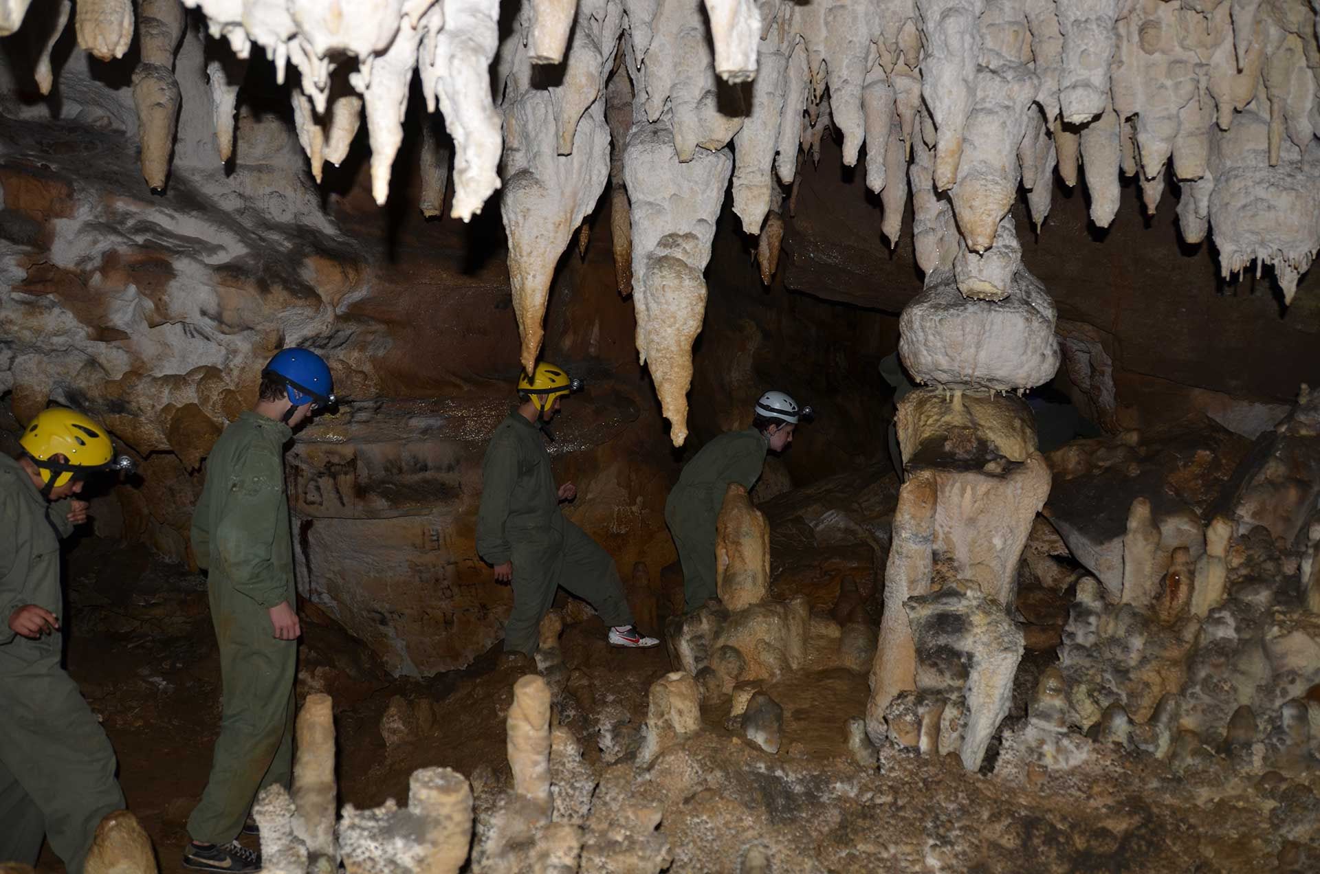 Te enseñamos las cuevas de Asturias. Espeleología